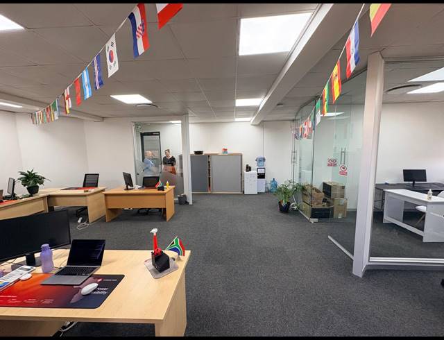 123M² OFFICE TO LET IN MIDRIDGE PARK